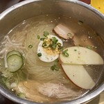 焼肉 三千里 - 冷麺は出汁も薄めでかなりあっさり。個人的には酢が必須かな。もうちょい出汁効いてたらな。