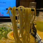 丸源ラーメン - 黒熟成醤油とんこつラーメン・麺ズーム