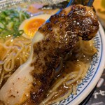 丸源ラーメン - 黒熟成醤油とんこつラーメン・チャーシューズーム（マー油）