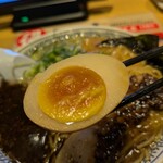 丸源ラーメン - 黒熟成醤油とんこつラーメン・味玉ズーム