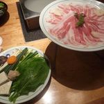 Ichinii San - 黒豚しゃぶコース ￥3,200の黒豚しゃぶ肉と野菜盛り合わせ