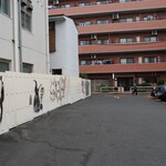 丿貫 - 行列場所の駐車場に待ち人なし