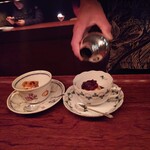 カフェ・鈴木 - 珈琲ゼリーを注いでくれる。