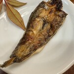 ゆう - 小さい目光を丁寧に開いて干物にしています