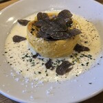 食堂Light - 3種のきのこと黒トリュフのオムレツ  当たり前だが美味い。ホワイトソースは永遠に飲めるやつです(≧∀≦)