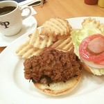 The Pantry - ハンバーガーセット（90グラム）、チリトッピングで1050円でした。肉肉しいパティとシャキシャキ野菜でお気に入り！今度は野菜ラップ食べにこよう！