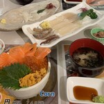 函館朝市 栄屋食堂 - 左上イカ、右上活イカ、左下選べる3種丼、右下お味噌汁と小鉢のイカの塩辛