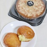 まこと商店 - 【2025.01】さつまいもカスタードクリームドーナツ(税込330円)、さつまいものアーモンドタルト(1ホール・税込1,300円)