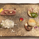 prospero - 鮮魚の前菜：豊浜平貝バジルソース、豊浜ほうぼうカルパッチョ、スミイカとからすみ、天然本マグローストアーモンド、ロシチリア風