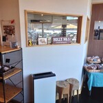 HOLLY NO.3 CROISSANT - 右手に見えますのがパンにございます。