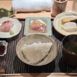 神楽坂 石かわ - 鯛のお刺身、鴨、お新香、赤出汁お味噌汁、炊き立てごはん、