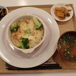 トーコーキッチン - チキンクリームドリア 副菜二品、豚汁