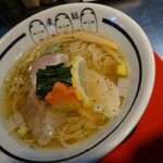 津軽煮干中華蕎麦 サムライブギー - 鶏そばの塩を刮目せよ！レモンの皮にも細い技がチラリ