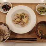 トーコーキッチン - 豚とポテトのガーリック炒め 副菜二品、豚汁、ご飯