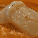 鮨やまか - 帆立（北寄生の代替メニュー）