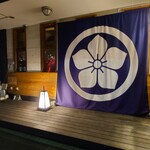 鮨やまか - 外観、入口は左の扉