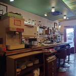 オンリー - カウンター。何もかもが古く、味がある