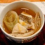 鮨やまか - 平目と下仁田ねぎ豆腐（本当は牡蠣が入るが、私がアレルギーなので代替メニュー）