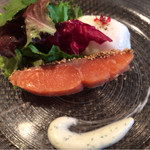 ブラン・ピエール - 前菜：軽くスモークしたノルウェーサーモンのコンフィ　ポーチドエッグ添え。