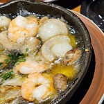 Bar SOLT minami - 海老と帆立のアヒージョ