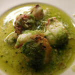 麹町ビストロ 階段の途中 - タコとホタテのエスカルゴバターグリル；取り分けて