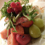 麹町ビストロ 階段の途中 - ブラータと生ハム、フルーツトマトのグリル　サラダ仕立て；逆方向から