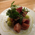 麹町ビストロ 階段の途中 - ブラータと生ハム、フルーツトマトのグリル　サラダ仕立て