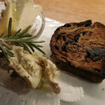 麹町ビストロ 階段の途中 - チーズの盛り合わせ；チーズ、自家製パンアップ