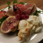 麹町ビストロ 階段の途中 - ブラータと生ハム、フルーツトマトのグリル　サラダ仕立て；取り分けて