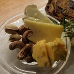 麹町ビストロ 階段の途中 - チーズの盛り合わせ；チーズアップ