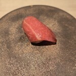 鮨白 - 中トロ。