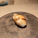 鮨白 - 白子握り。