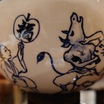 肉料理ふくなが - 薬膳ラーメンの器は牛と人が相撲をとってます(笑)