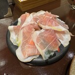 TOVILA osteria - 生ハムとフルーツ。この日はいちごと。いちご酸味甘味と生ハムがかなり合います。けっこうなボリューム。