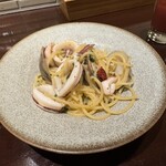 TOVILA osteria - 本日の魚介スパゲッティにんにくオイル(ハーフ)。この日はあさりといかがゴロゴロ入ってます。レギュラー(100g)とハーフ(60g)が選べます。唐辛子を入れるかどうかも選択できるようです。