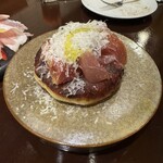 TOVILA osteria - タレッジョチーズとジャガイモのフリコ。チーズが効いたふわっふわなフリコと生ハムの組み合わせがとても美味しい。