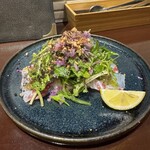 TOVILA osteria - 本日の鮮魚料理で真鯛のカルパッチョ。ぷりぷりの真鯛がしっかり入って食べ応えあります。彩り鮮やかで味付けも複雑で爽やかなオイルソースが◎。