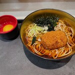 名代 富士そば - 銀座のコロッケそば、生玉子