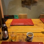 蕎麦 たかま - 10人掛けの相席テーブル…知らない方と対面に…