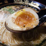 元祖 中洲屋台ラーメン 一竜 - なかなかのトロみ具合の黄身☆