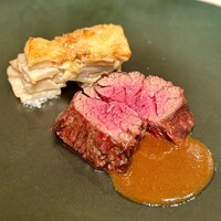 エチョラ - ❻ブラックアンガス牛カイノミの炭火焼き
                    〜切り分けてゆっくり噛み締めると旨味が溢れる。肉質の柔らかさ、火入れ、ディスパラソース、最近頂いた牛肉料理ではダントNO1。肉質の旨味に火入れも抜群ですよ。