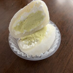 圓八 本店 - 生クリーム大福 ピスタチオの中はこんな感じ