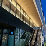 銀座焼とり 京丹波 - エスカレーターで2階へ