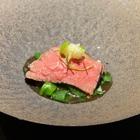 十皿 - 神戸ビーフのタリアータ 葉付き玉葱