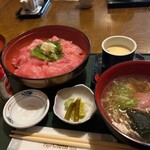郷土料理　味勘 - おすすめ本マグロ丼。おすすめのメニューには全て汁物の代わりにラーメンが付きました。