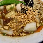 丸源ラーメン - 味変でガーリックチップのせ