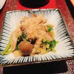 手打ち蕎麦 三乗 - お通し：三つ葉と木の子のおひたし