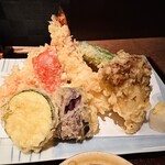 手打ち蕎麦 三乗 - 天麩羅盛合せ：薩摩芋、茄子、人参、パプリカ、海老、舞茸、獅子唐
