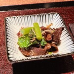 手打ち蕎麦 三乗 - お通し：蒟蒻とピーマンの炊き合せき