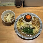 吉田カレー  - 並、甘口、豚小、チーズ、玉ねぎアチャール、年越しぶたじるソバチーズ入り